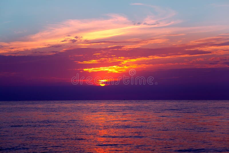 Morza Śródziemnomorskiego wschód słońca wody horyzont