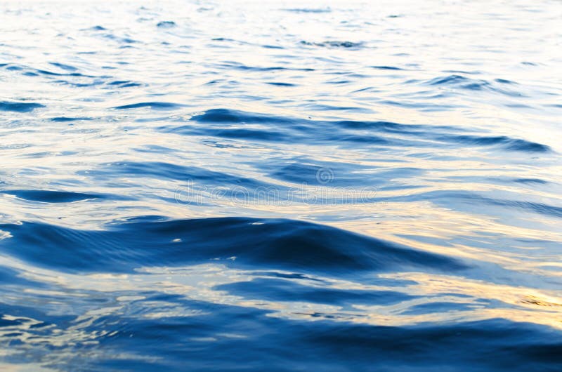 Morze fala zakończenie up Zmierzch na poziomie woda Widok na ocean seascape Krajobraz powierzchnia niebieska tła fotografia stock Morze fala zakończenie up Zmierzch na poziomie woda Widok na ocean seascape Krajobraz powierzchnia niebieska tła fotografia stock