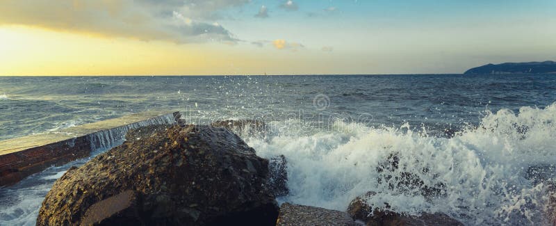 Morze piany fala przerwa Na Nabrzeżnych kamieniach Na horyzontu tle obrazy stock Morze piany fala przerwa Na Nabrzeżnych kamieniach Na horyzontu tle obrazy stock