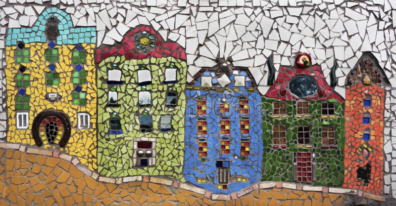 Colorato vecchie case in mosaico e piastrelle rotte.