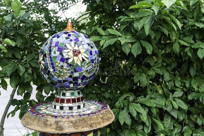 10" Mosaic Colorful Gazing Ball,Iridescent Crackled Glass Mosaic Globe for Yard 