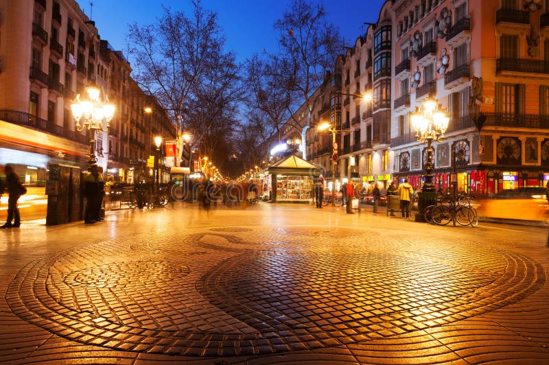 Mosaico della pavimentazione da Joan Miro su La Rambla a Barcellona fotografie stock libere da diritti Mosaico della pavimentazione da Joan Miro su La Rambla a Barcellona fotografie stock libere da diritti