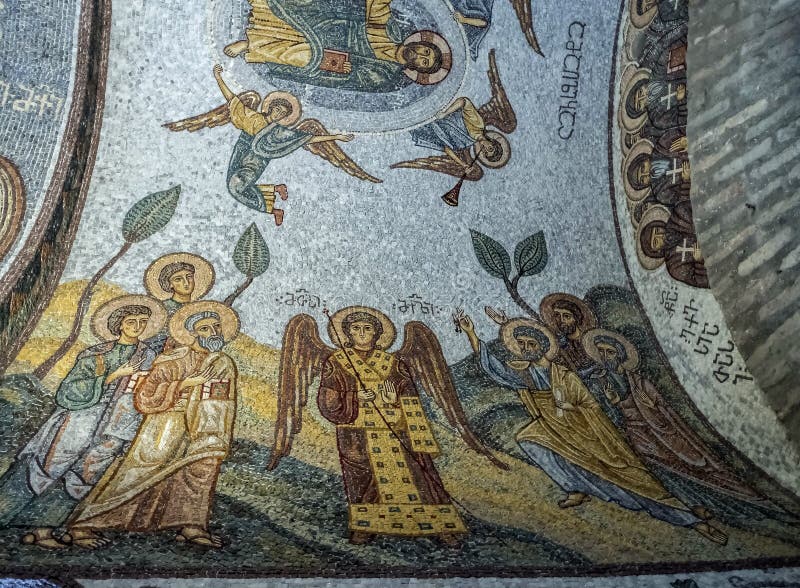Mosaico en el techo de la iglesia del icono ibérico de la madre de dios en la montaña santa en Tbilisi imagenes de archivo Mosaico en el techo de la iglesia del icono ibérico de la madre de dios en la montaña santa en Tbilisi imagenes de archivo