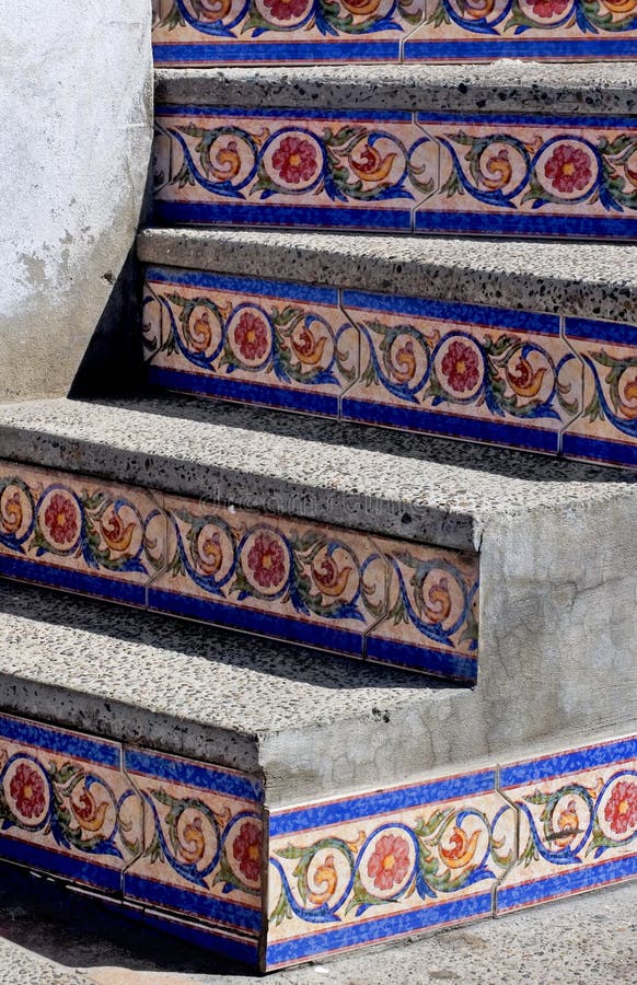 Mosaik deckte Jobstepps in Mazatlan Mexiko mit Ziegeln lizenzfreies stockfoto Mosaik deckte Jobstepps in Mazatlan Mexiko mit Ziegeln lizenzfreies stockfoto