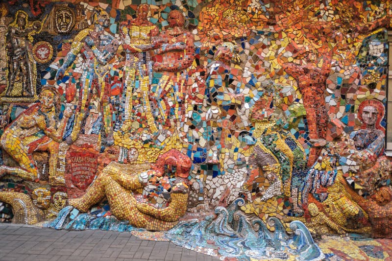 Mosaikmur på gården till den lilla konstakademin. författare vv. lubenko. ett populärt turistområde. arkivbilder Mosaikmur på gården till den lilla konstakademin. författare vv. lubenko. ett populärt turistområde. arkivbilder