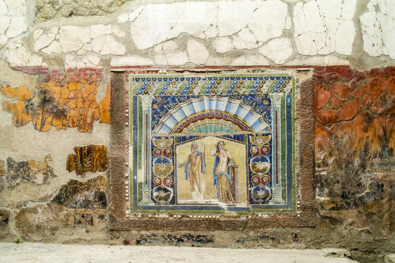 Mosaisk väggplatta som visar havsgudNeptun och hans fru i Herculaneum, Italien arkivfoton Mosaisk väggplatta som visar havsgudNeptun och hans fru i Herculaneum, Italien arkivfoton