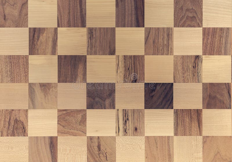 Mosaïque d'un en bois table extérieure décorée des morceaux de différentes races et de la texture du bois extrémité du compagnon photos libres de droits Mosaïque d'un en bois table extérieure décorée des morceaux de différentes races et de la texture du bois extrémité du compagnon photos libres de droits