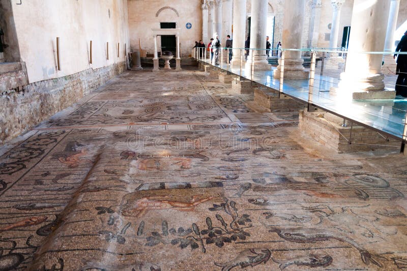 Mosaïques antiques à l'intérieur de Basilica di Aquileia photo stock Mosaïques antiques à l'intérieur de Basilica di Aquileia photo stock