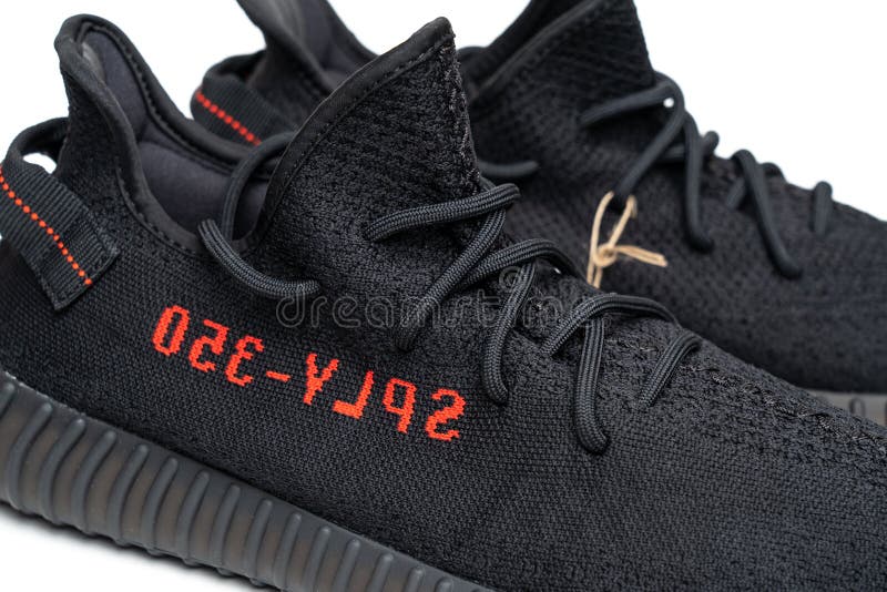 Rusia Diciembre 2020 Adidas Yeezy Boost 350 V2 Core Negro Rojo Foto editorial - Imagen de aptitud, adidas: 204751121