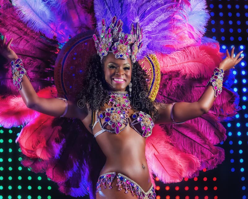 1,336 Disfraz Carnaval Brasil Mujer Plumas Fotos de stock - Fotos libres de  regalías de Dreamstime