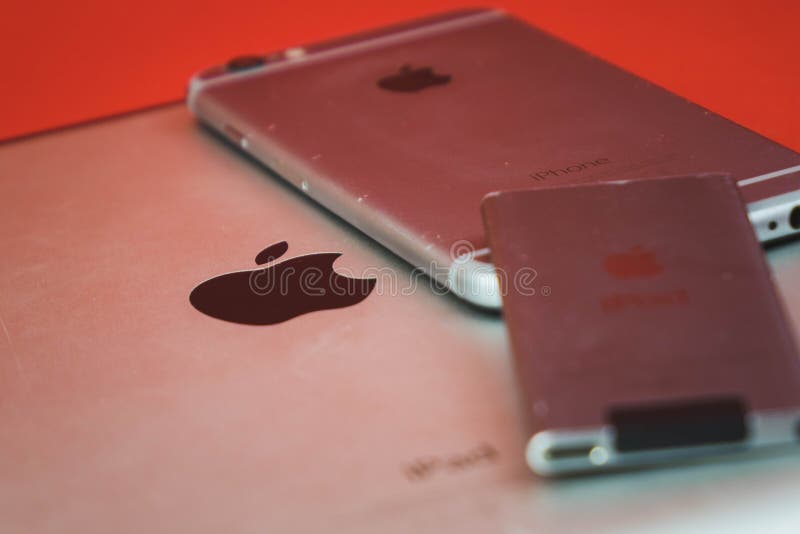 Mosc?, Rusia - 25 DE ABRIL DE 2019: iPod, iphone e ipad mintiendo en fila Producci?n en fondo rojo Productos de Apple Producido c imagen de archivo Mosc?, Rusia - 25 DE ABRIL DE 2019: iPod, iphone e ipad mintiendo en fila Producci?n en fondo rojo Productos de Apple Producido c imagen de archivo