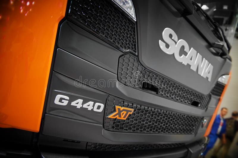 MOSCA, 18 APRILE, 2018: Chiuda sulla vista diagonale sul logo dell'autocarro a cassone di Scania G440 XT sul radiatore del cappuc fotografia stock