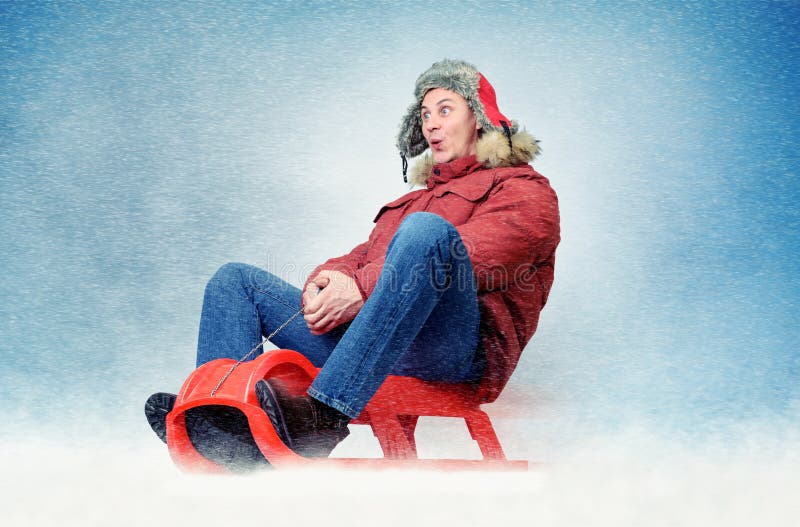 Mosca divertida en un trineo en la nieve, diversión del hombre del invierno del concepto fotografía de archivo libre de regalías