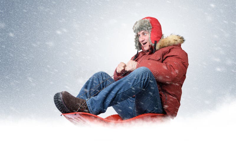 Mosca fresca en un trineo en la nieve, conducción del hombre del invierno del concepto fotos de archivo