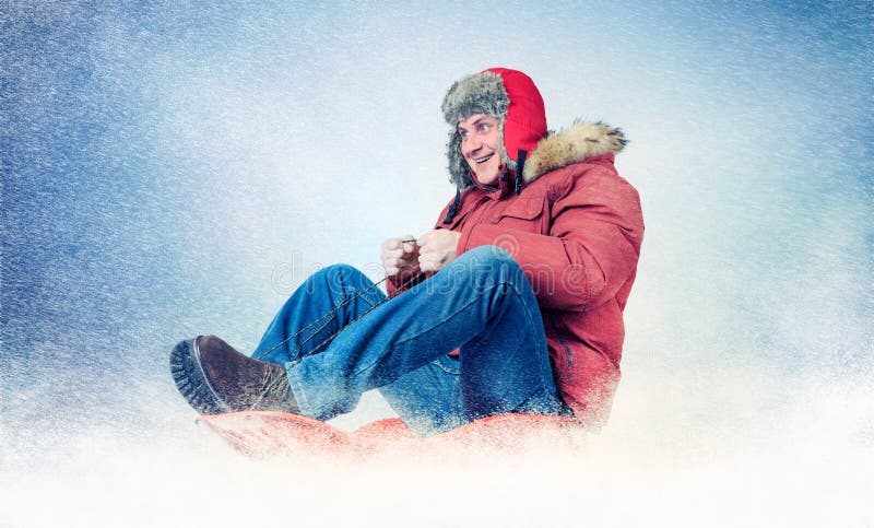 Mosca fresca en un trineo en la nieve, diversión del hombre del invierno del concepto imagen de archivo