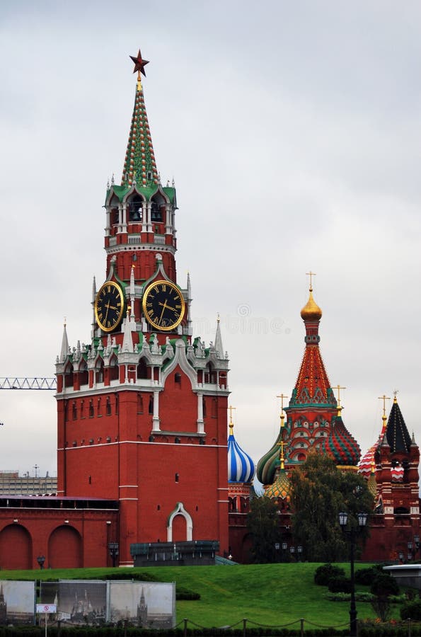 Mosca Kremlin Foto a colori Torre di Spasskaya e chiesa del basilico del san fotografia stock Mosca Kremlin Foto a colori Torre di Spasskaya e chiesa del basilico del san fotografia stock