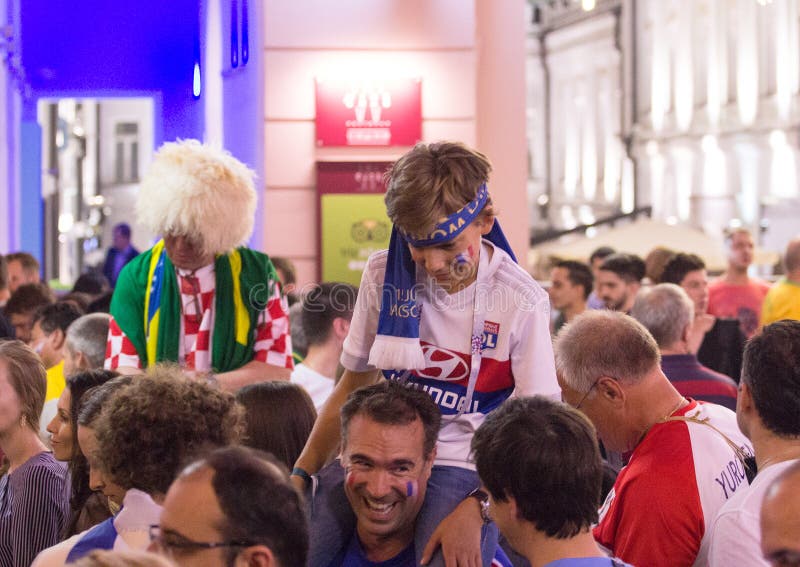 Mosca la FIFA 2018 Emozioni dei tifosi sulle vie di Mosca Un ragazzo con la sciarpa sulla sua testa immagini stock libere da diritti Mosca la FIFA 2018 Emozioni dei tifosi sulle vie di Mosca Un ragazzo con la sciarpa sulla sua testa immagini stock libere da diritti