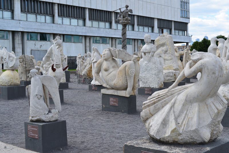 Mosca, la Russia, maggio, 12,2015, parco di Muzeon nel centro della città, posto delle passeggiate e sculture dall'Unione Sovieti immagini stock libere da diritti Mosca, la Russia, maggio, 12,2015, parco di Muzeon nel centro della città, posto delle passeggiate e sculture dall'Unione Sovieti immagini stock libere da diritti