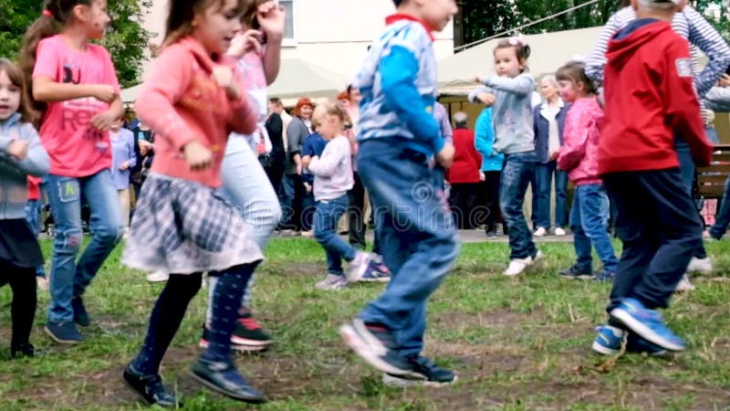 MOSCA RAMESKOYE-06 07 2019: Gli animatori intrattengono i bambini che ballano ad un partito dei bambini I bambini ballano nell'ia