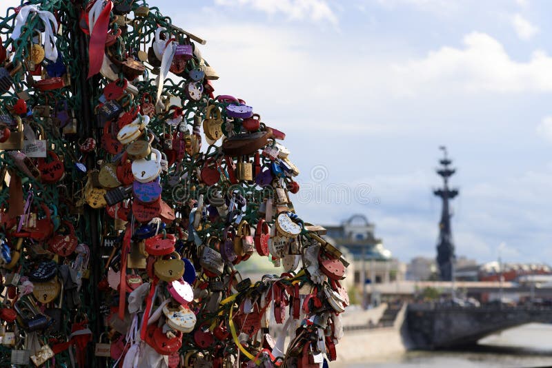 Mosca, Russia - 6 agosto 2019: Alberi del metallo con i lucchetti di nozze sul ponte di Luzhkov a Mosca immagini stock Mosca, Russia - 6 agosto 2019: Alberi del metallo con i lucchetti di nozze sul ponte di Luzhkov a Mosca immagini stock