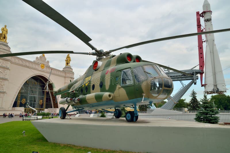 Mosca, Russia - 12 agosto 2019: elicottero di trasporto e atterraggio Mi-8 alla VDNKh a Mosca immagine stock Mosca, Russia - 12 agosto 2019: elicottero di trasporto e atterraggio Mi-8 alla VDNKh a Mosca immagine stock