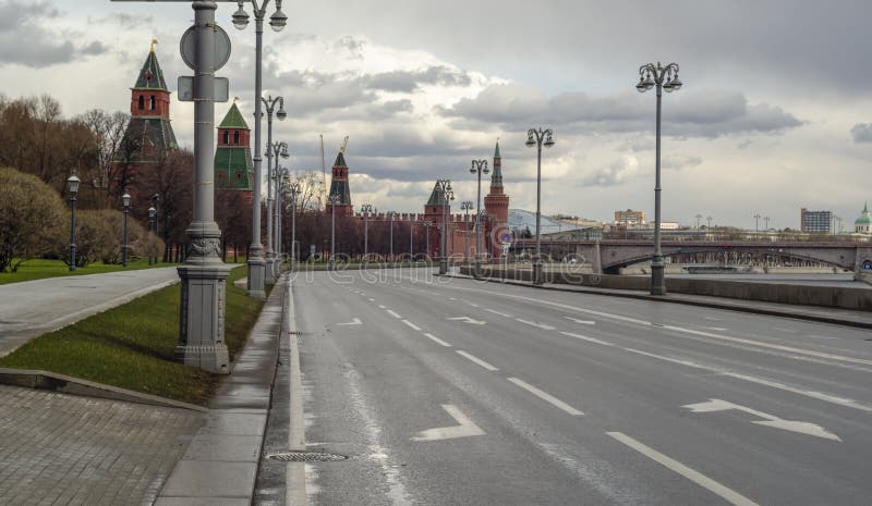 Mosca russia 5 aprile 2020. covid19 della quarantena della coronavirus a mosca. strade vuote nel centro della città.