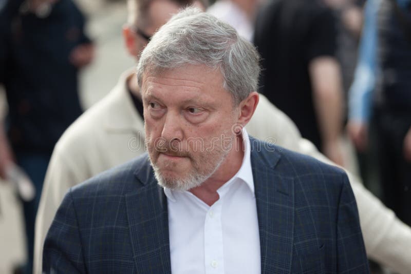 MOSCA, RUSSIA - 30 APRILE 2018: Politico Grigory Yavlinsky lascia il raduno sul viale di Sakharov contro censura di Internet fotografia stock libera da diritti MOSCA, RUSSIA - 30 APRILE 2018: Politico Grigory Yavlinsky lascia il raduno sul viale di Sakharov contro censura di Internet fotografia stock libera da diritti