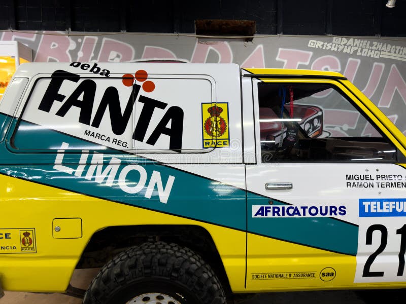 Mosca Russia 27 aprile 2025 : Vista laterale rally SUV con colorata marca Fanta Limon, con una chiara e gialla bianca fotografie stock libere da diritti