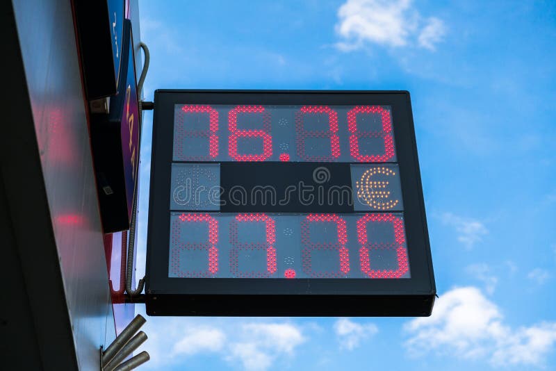 MOSCA, RUSSIA - AUGUSTA, 12 2018: Bordo elettronico della via - tasso di cambio quotidiano Prezzi per valuta dei contanti nell'uf immagini stock MOSCA, RUSSIA - AUGUSTA, 12 2018: Bordo elettronico della via - tasso di cambio quotidiano Prezzi per valuta dei contanti nell'uf immagini stock