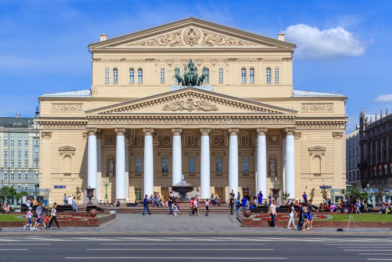 Mosca, Russia - 3 giugno 2018: Facciata del teatro di Bolshoi contro il cielo blu Vista dal quadrato di rivoluzione fotografie stock libere da diritti Mosca, Russia - 3 giugno 2018: Facciata del teatro di Bolshoi contro il cielo blu Vista dal quadrato di rivoluzione fotografie stock libere da diritti