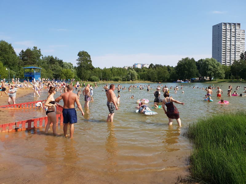 Mosca, Russia - 23 giugno 2019 Le persone si rilassano su una spiaggia cittadina vicino al lago scolastico di Zelenograd immagini stock Mosca, Russia - 23 giugno 2019 Le persone si rilassano su una spiaggia cittadina vicino al lago scolastico di Zelenograd immagini stock