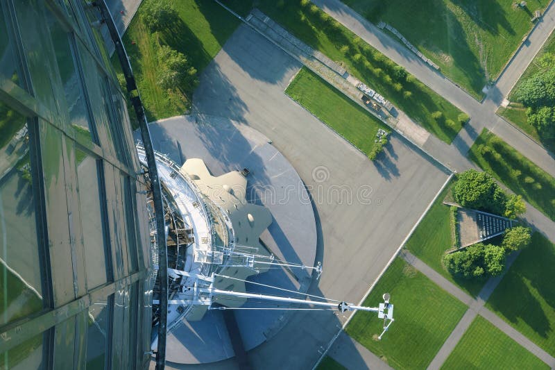 MOSCA, RUSSIA - 3 giugno 2018 Torre di Ostankino TV Vista giù fotografia stock libera da diritti MOSCA, RUSSIA - 3 giugno 2018 Torre di Ostankino TV Vista giù fotografia stock libera da diritti