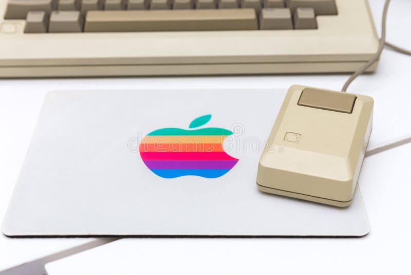 MOSCA, RUSSIA - 11 GIUGNO 2018: Vecchio topo originale di Apple Mac in museo a Mosca, Russia immagine stock libera da diritti MOSCA, RUSSIA - 11 GIUGNO 2018: Vecchio topo originale di Apple Mac in museo a Mosca, Russia immagine stock libera da diritti