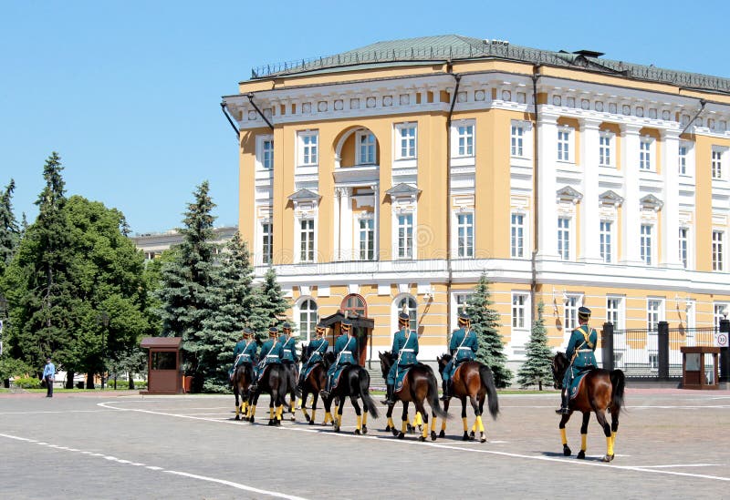 Mosca, Russia, il 26 maggio 2018 - il reggimento presidenziale a cavallo ha tenuto il cambiamento della cerimonia della guardia fotografia stock libera da diritti Mosca, Russia, il 26 maggio 2018 - il reggimento presidenziale a cavallo ha tenuto il cambiamento della cerimonia della guardia fotografia stock libera da diritti