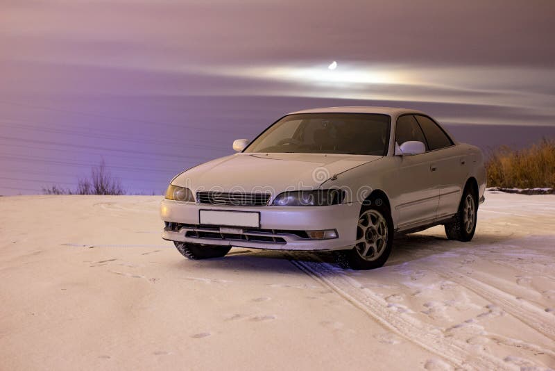 Mosca, Russia 10 luglio 2018: soggiorno bianco del segno 2 di Toyota dell'automobile sulla strada asfaltata nella neve a Mosca al fotografie stock libere da diritti Mosca, Russia 10 luglio 2018: soggiorno bianco del segno 2 di Toyota dell'automobile sulla strada asfaltata nella neve a Mosca al fotografie stock libere da diritti