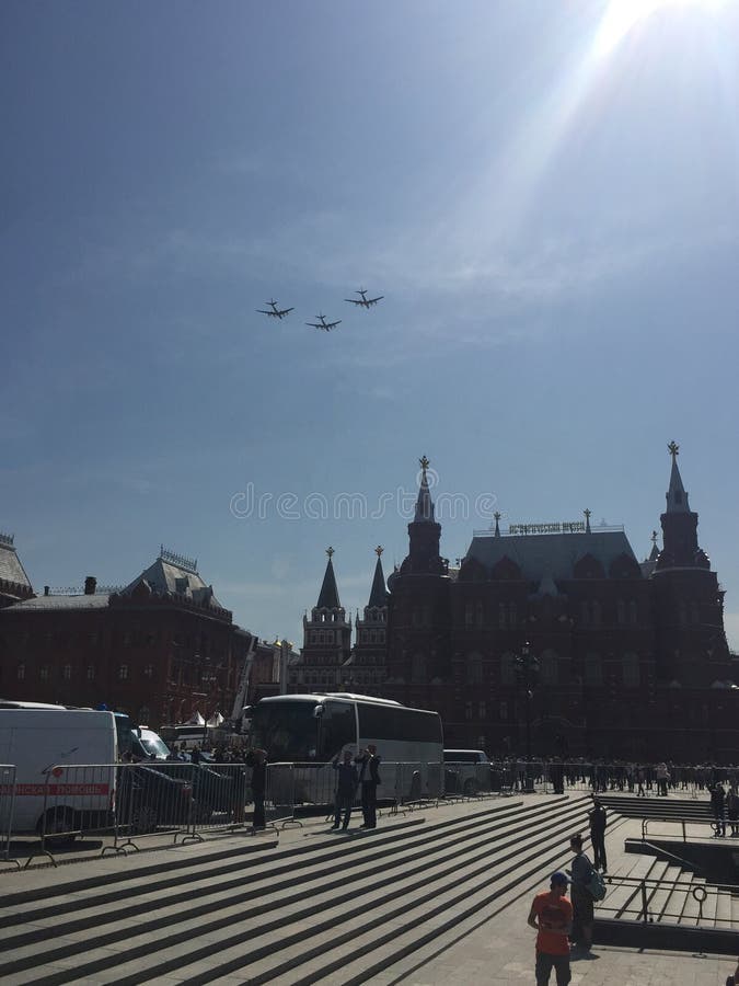 MOSCA, RUSSIA - 4 MAGGIO 2018: Il gruppo di combattenti russi sorvola il quadrato rosso Prova generale della parata di Victory Da immagini stock MOSCA, RUSSIA - 4 MAGGIO 2018: Il gruppo di combattenti russi sorvola il quadrato rosso Prova generale della parata di Victory Da immagini stock