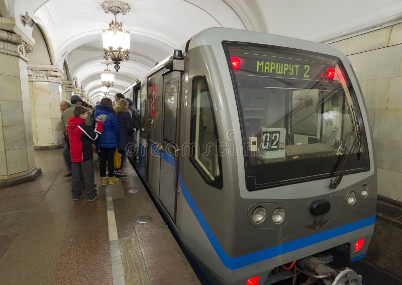 MOSCA, RUSSIA 11 11 2014 stazione della metropolitana Taganskaya, Russia La metropolitana di Mosca rinvia 7 milione passeggeri al immagini stock libere da diritti MOSCA, RUSSIA 11 11 2014 stazione della metropolitana Taganskaya, Russia La metropolitana di Mosca rinvia 7 milione passeggeri al immagini stock libere da diritti