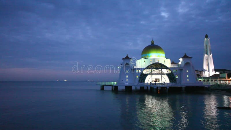 Moschea degli stretti del Malacca con la riflessione dell'acqua all'ora blu