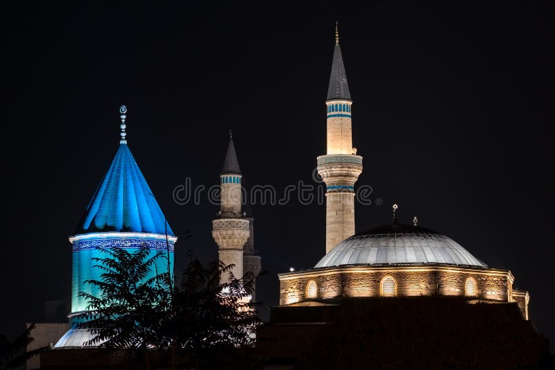 Moschea del museo di Mevlana in Konya alla notte fotografie stock libere da diritti Moschea del museo di Mevlana in Konya alla notte fotografie stock libere da diritti