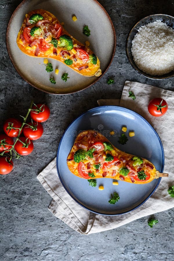 Moschuskürbis angefüllt mit Reis, Speck, Brokkoli, Tomate, Mais und Käse lizenzfreies stockfoto Moschuskürbis angefüllt mit Reis, Speck, Brokkoli, Tomate, Mais und Käse lizenzfreies stockfoto