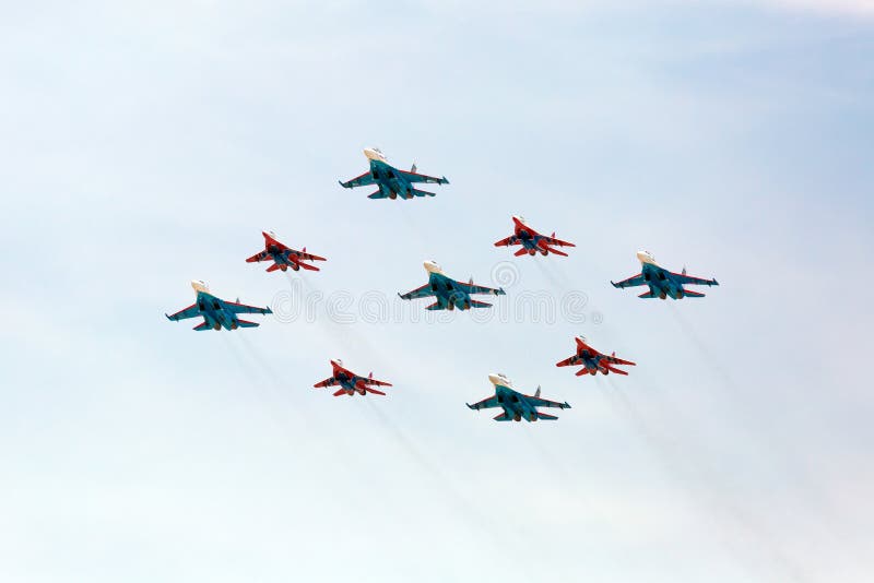 MOSCOU - 9 DE MAIO: Equipe Aerobatic Swifts da demonstração em Mig-29 imagens de stock MOSCOU - 9 DE MAIO: Equipe Aerobatic Swifts da demonstração em Mig-29 imagens de stock