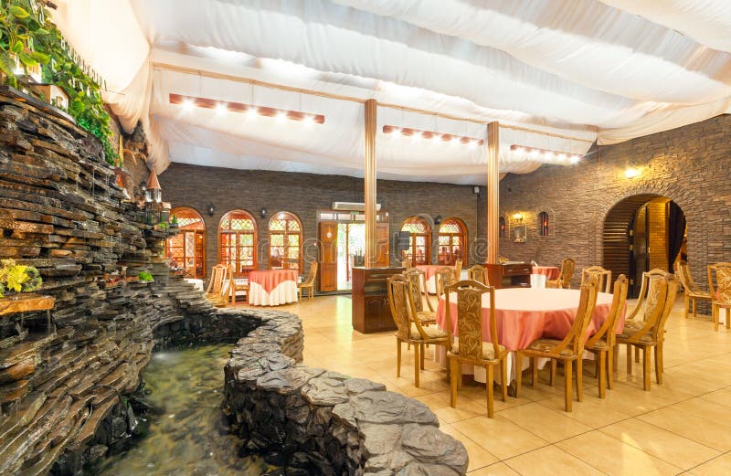 MOSCOU - EM AGOSTO DE 2014: Interior do restaurante da culinária caucasiano fotografia de stock royalty free MOSCOU - EM AGOSTO DE 2014: Interior do restaurante da culinária caucasiano fotografia de stock royalty free