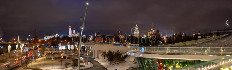 moscou Parc de Zaryadye, une vue de Kremlin L'attraction principale de la ville Russie photographie stock libre de droits moscou Parc de Zaryadye, une vue de Kremlin L'attraction principale de la ville Russie photographie stock libre de droits