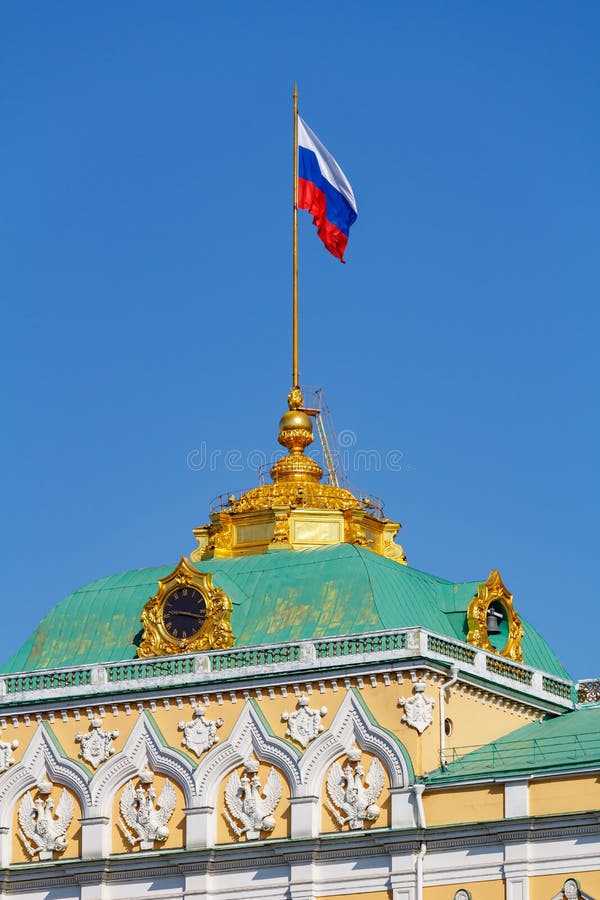 Bandeira da federação russa no fundo do céu azul. bandeira da