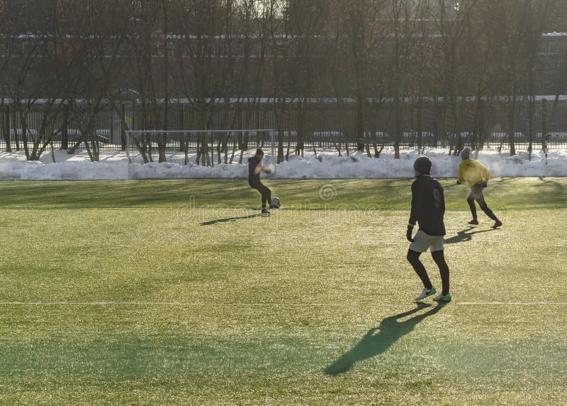 Campo De Futebol Na Velha Cidade De Jerusalem. Jogo Infantil Foto de Stock  Editorial - Imagem de objetivo, verde: 210147003