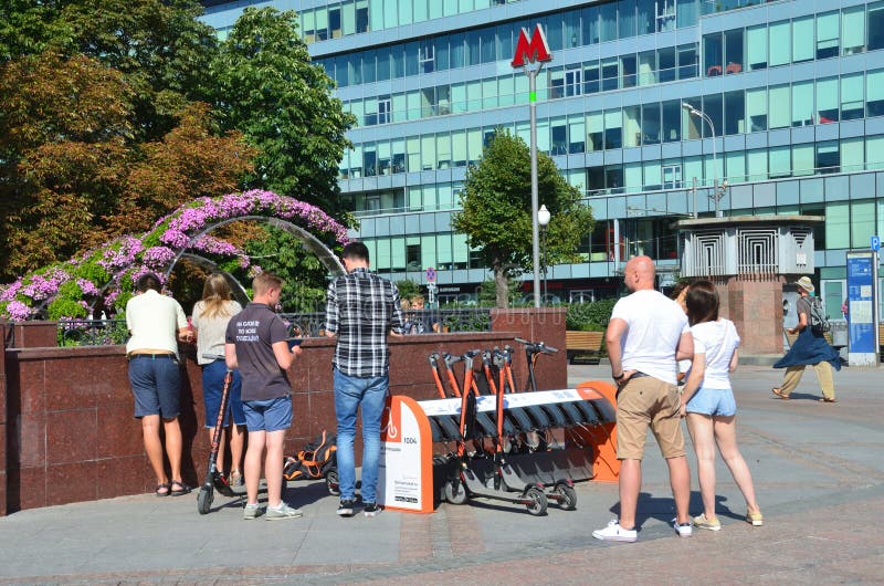 Moscou, R?ssia, agosto, 11, 2018 Povos na ag?ncia alugado de 'trotinette's el?tricos no quadrado de Trubnaya em Moscou fotografia de stock Moscou, R?ssia, agosto, 11, 2018 Povos na ag?ncia alugado de 'trotinette's el?tricos no quadrado de Trubnaya em Moscou fotografia de stock