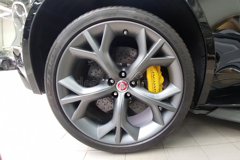 Moscou, R?ssia - 1? de maio de 2019: Interior do F-tipo preto R de Jaguar em um elevador em um centro de servi?o de Land Rover Re fotos de stock royalty free Moscou, R?ssia - 1? de maio de 2019: Interior do F-tipo preto R de Jaguar em um elevador em um centro de servi?o de Land Rover Re fotos de stock royalty free