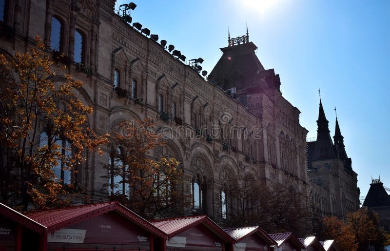 Moscou, Russie - 17 août 2018 : La GOMME de magasin d'état de Moscou dans la lumière arrière photo stock Moscou, Russie - 17 août 2018 : La GOMME de magasin d'état de Moscou dans la lumière arrière photo stock