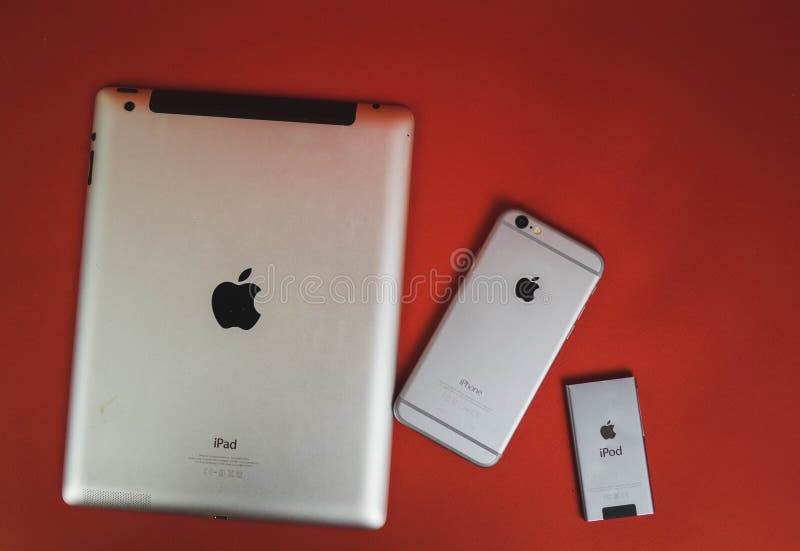 Moscou, Russie - 25 AVRIL 2019 : iPod, iphone et ipad se situant dans une rangée Production sur le fond rouge Produits d'Apple Pr photo stock Moscou, Russie - 25 AVRIL 2019 : iPod, iphone et ipad se situant dans une rangée Production sur le fond rouge Produits d'Apple Pr photo stock