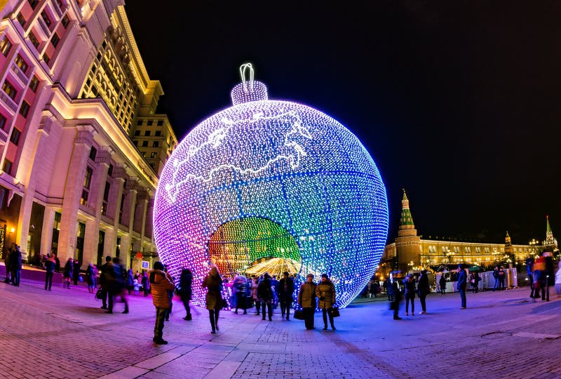 MOSCOU, RUSSIE - 25 DÉCEMBRE 2015 : Décoration énorme de Noël